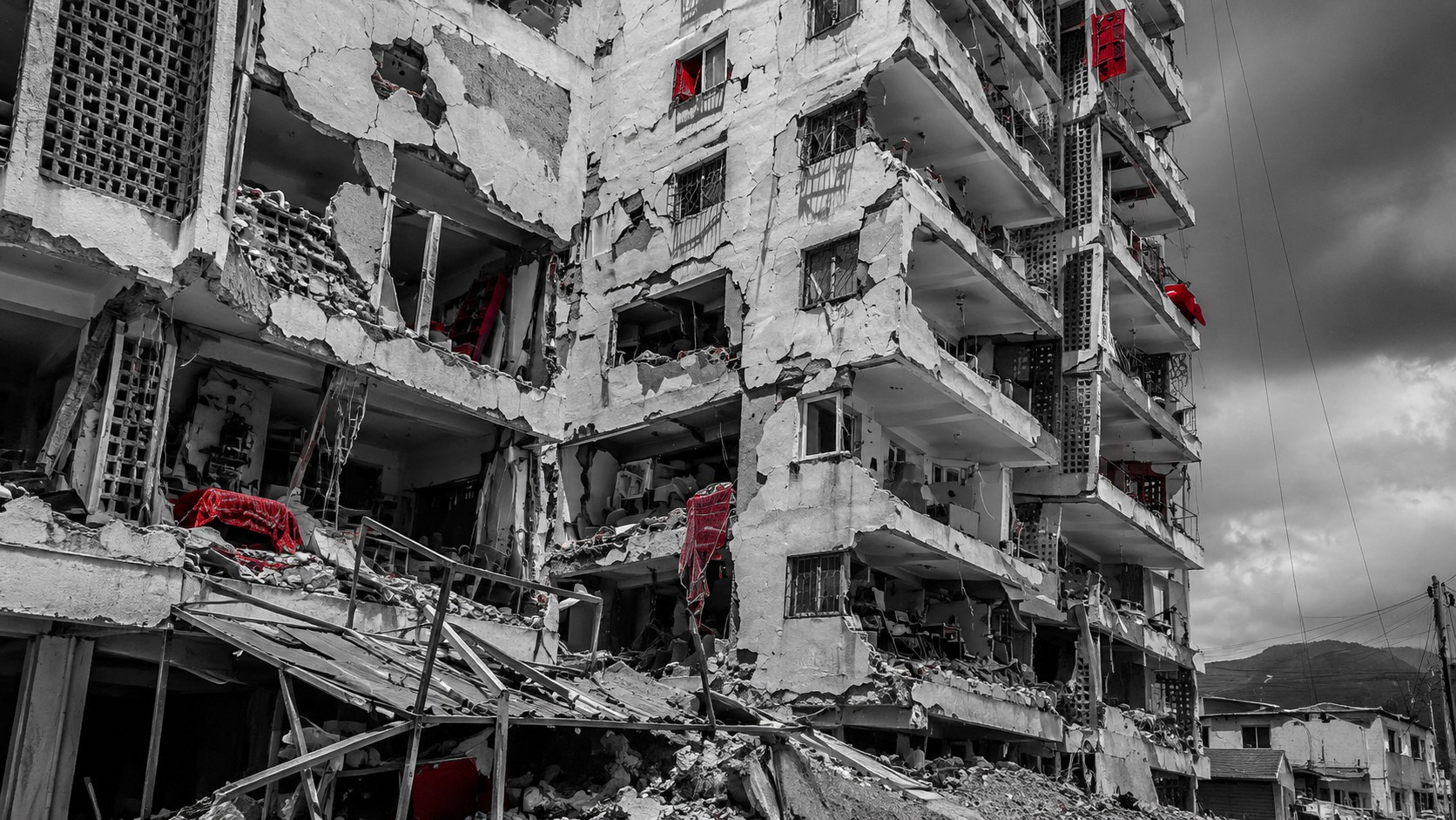 Edificio de apartamentos severamente dañado tras un sismo, en estilo blanco y negro con acentos rojos