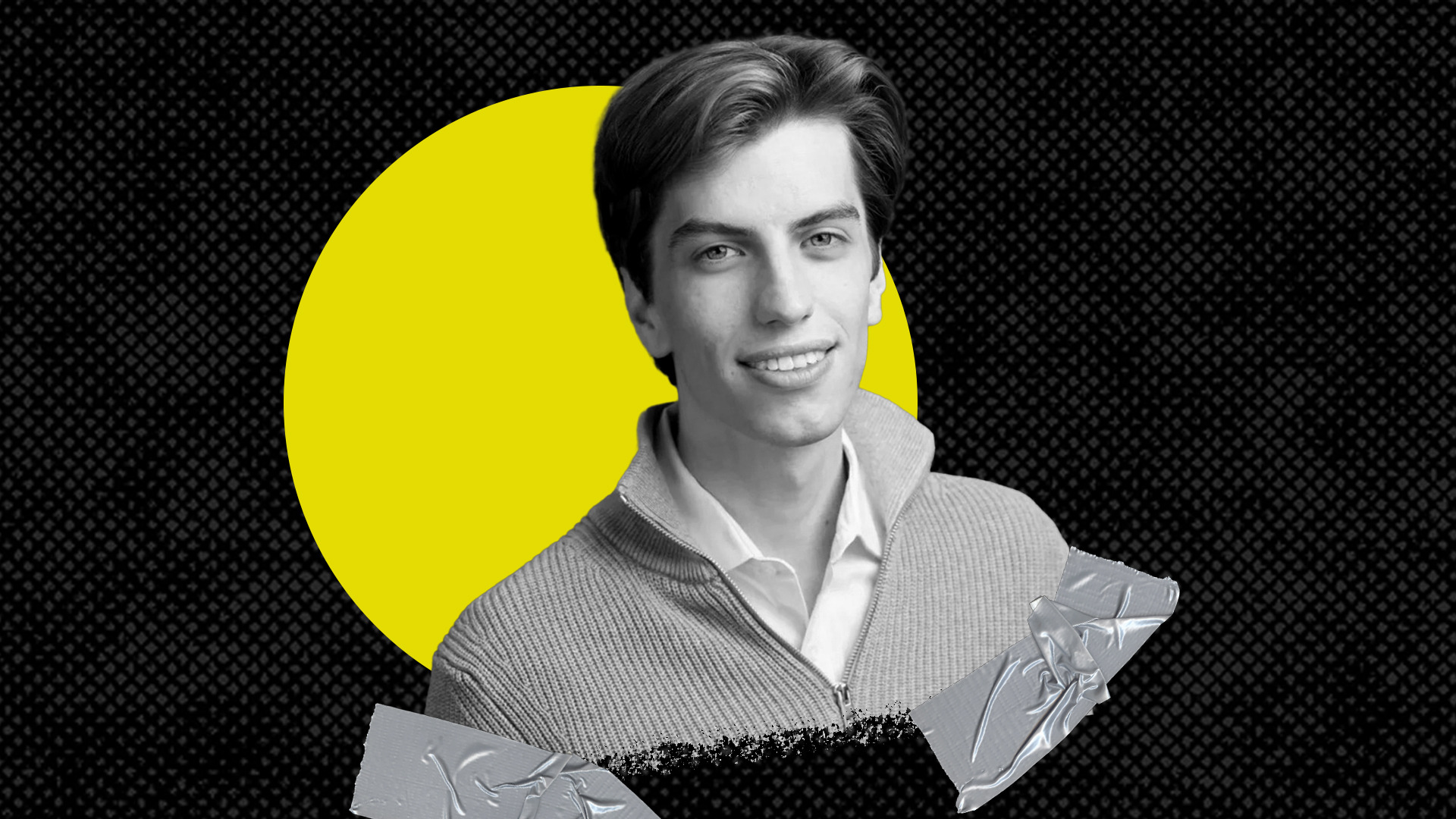 Retrato en blanco y negro de un joven sonriente sobre un círculo amarillo y un fondo oscuro con textura, representando el concepto de inteligencia artificial y finanzas